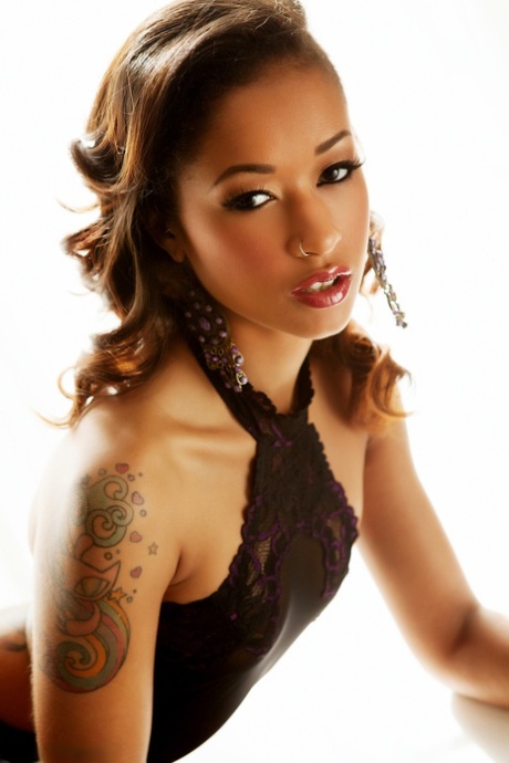 Skin Diamond pretty model pics